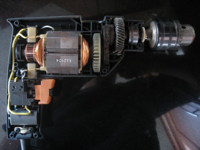 E02.06.03.800px Opengewerkte boormachine.jpg